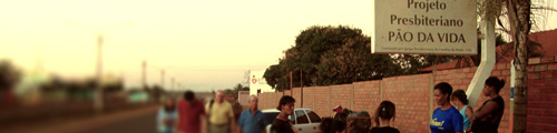Fila na frente do Projeto Pão da Vida