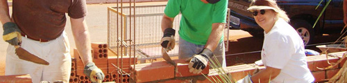 Missionários construindo